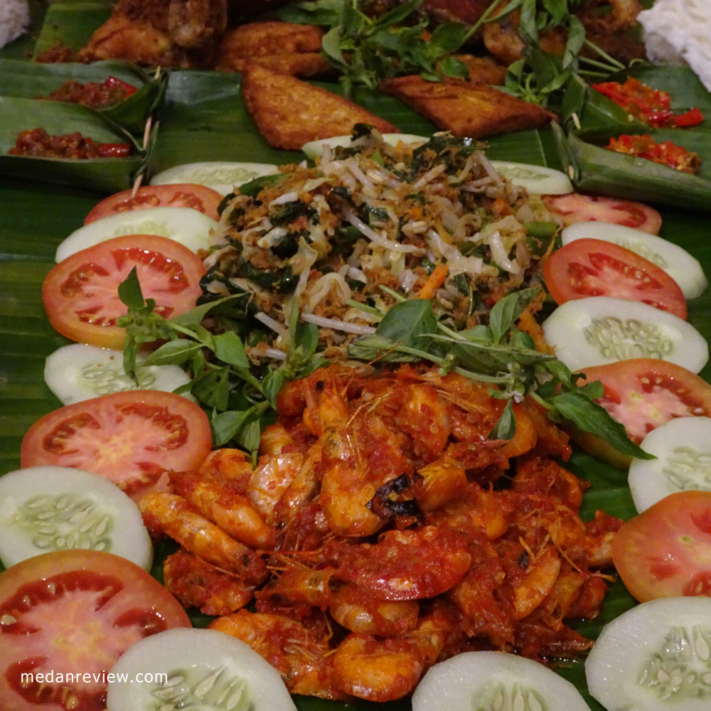 Nasi Kompakan : Udang Sambal, Urap