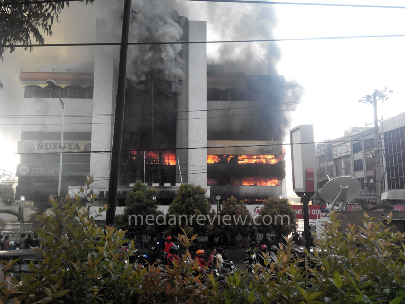 Medan Plaza Terbakar Hebat #2