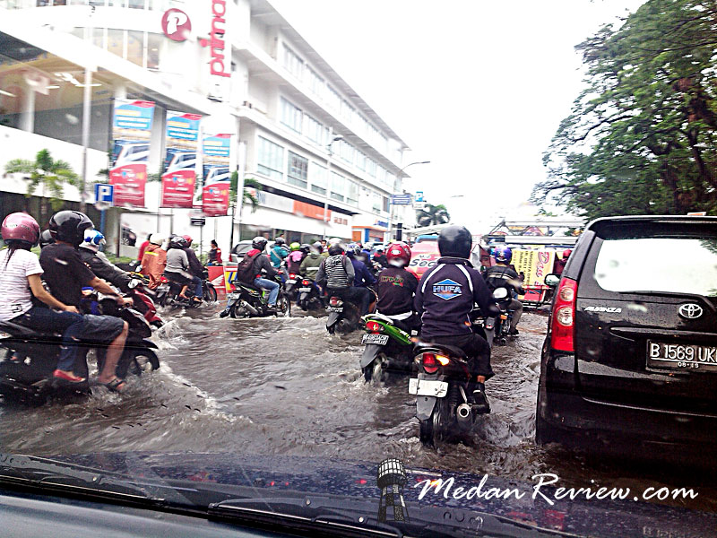 Foto banjir di depan stasiun kereta api medan 1