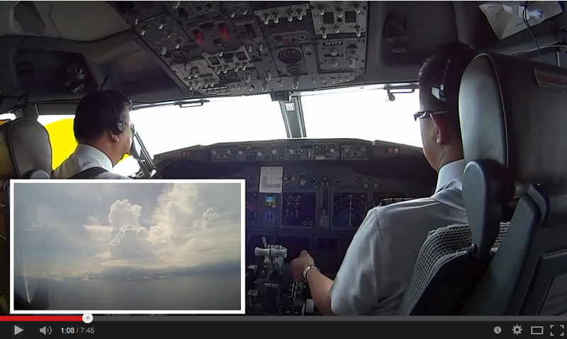 Beginilah Kondisi Dalam Cockpit Pesawat Saat Melewati Awan Cumulonimbus