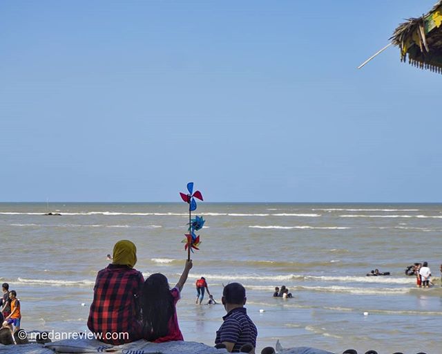 Pantai Pondok Permai Ramai Pengunjung di Akhir Perkan Pertama 2020