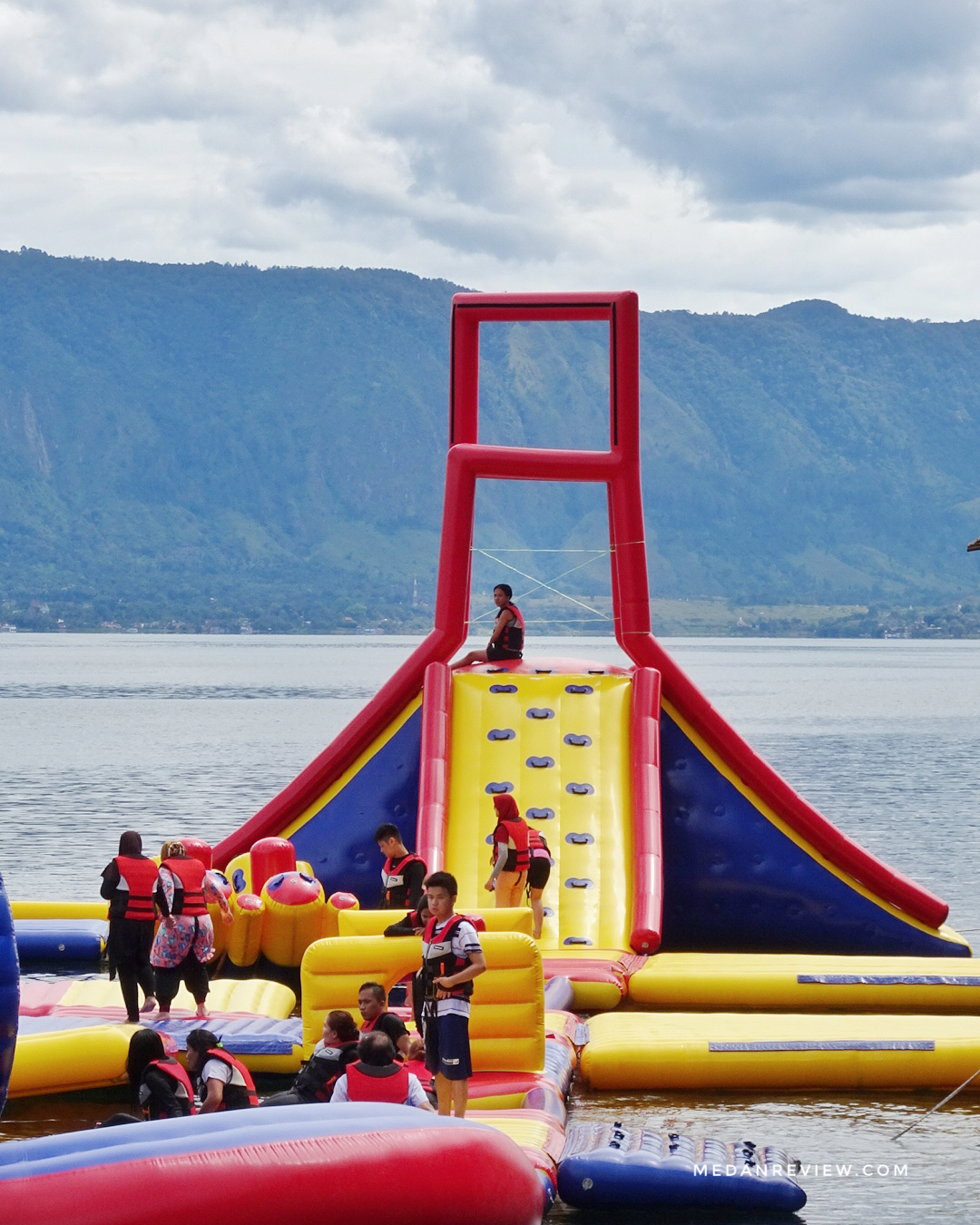 Serunya bermain di Taman Bermain Terapung Super 9 Water Fun Lake Toba