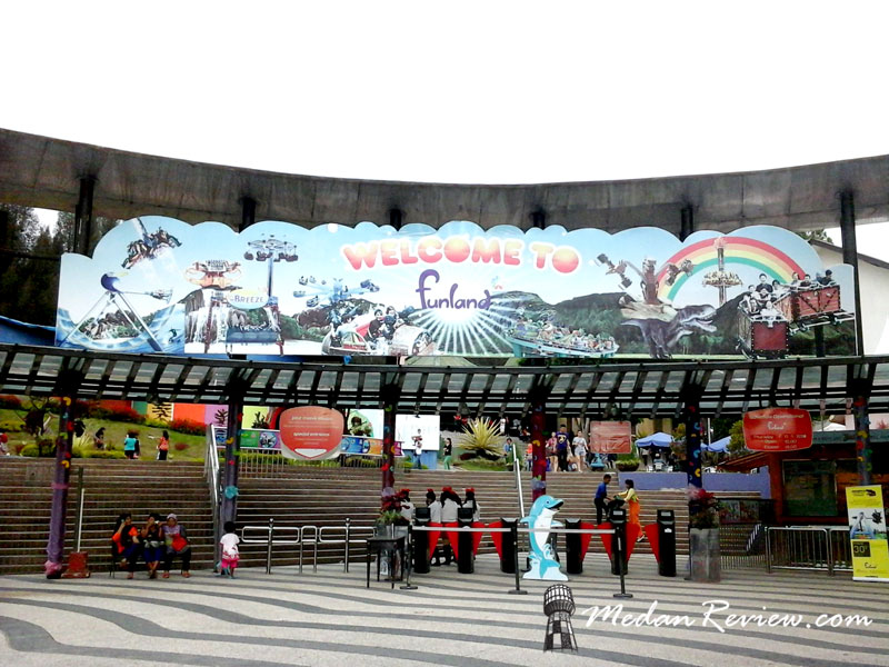 Pintu masuk Mikie Holiday Funland