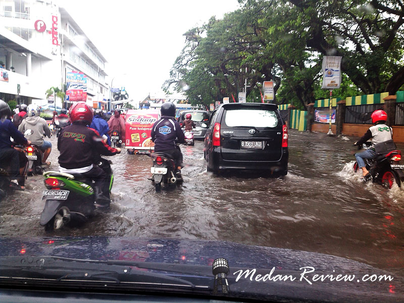 Foto banjir di depan stasiun kereta api medan 3