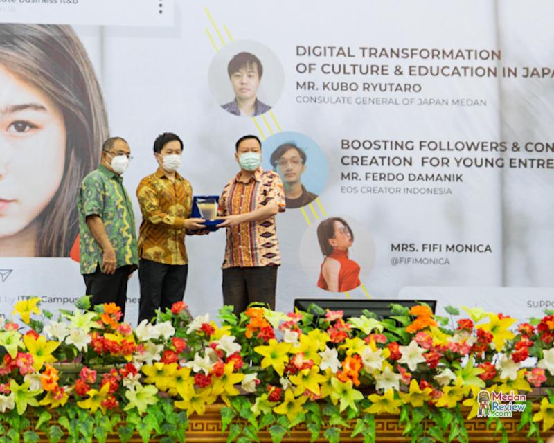 Penyerahan Plakat  Kepada Mr Kubo Ryutaro oleh Bpk Prof. Ir. H. Zulkarnain Lubis MS PhD dan Bpk Dr Agus Susanto Tan - Managing Director of Information Technology & Business Campus (IT&B)