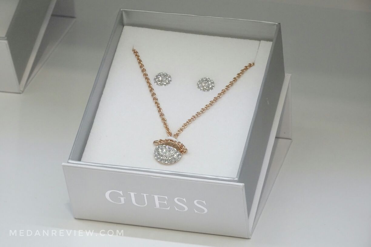 Rantai Menawan di GUESS Accessories Mall Centre Point Medan